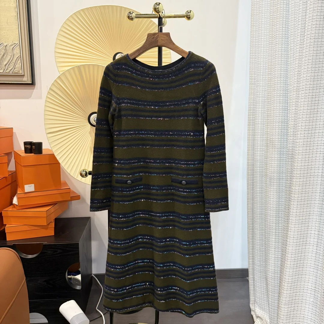 99新 Chanel/香奈儿 20春夏秀款亮片连衣裙38码 有备用扣包
