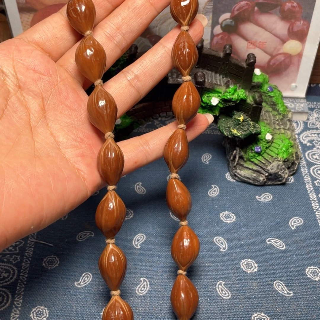 橄榄核吊坠四花手持