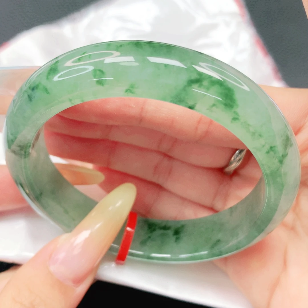 翡翠手镯未镶嵌多****r56。