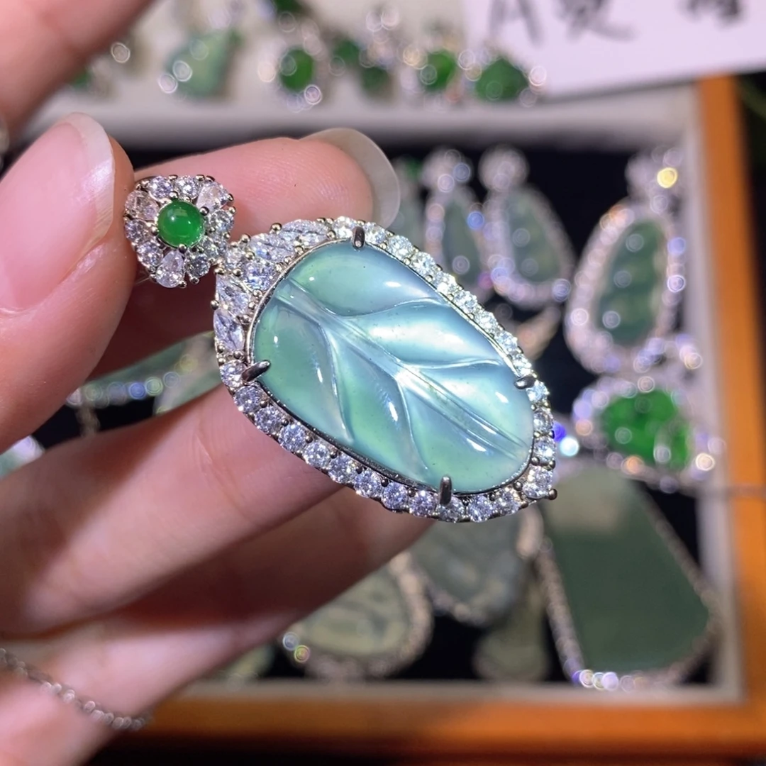 小****翡翠未镶嵌颈饰天然