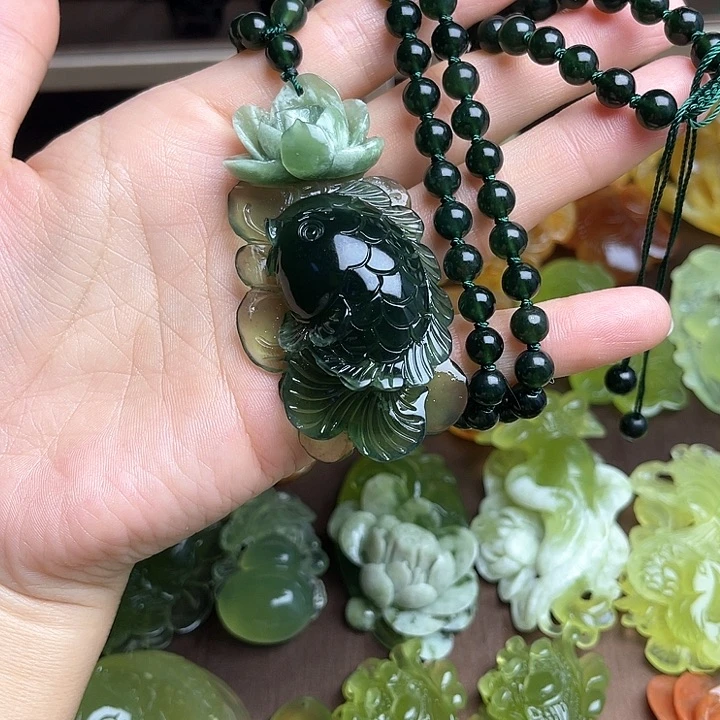 蛇纹石玉颈饰未镶嵌一**光