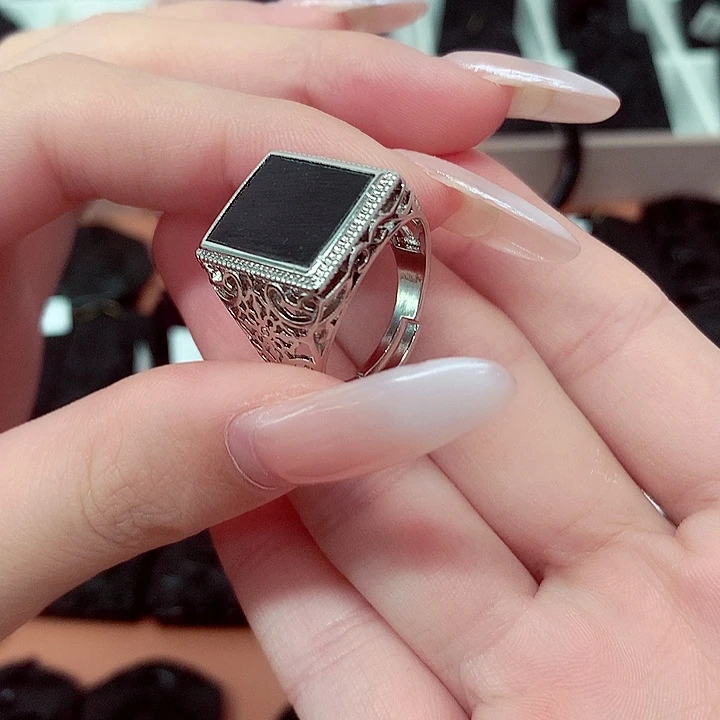 颈饰未镶嵌翡翠戒指