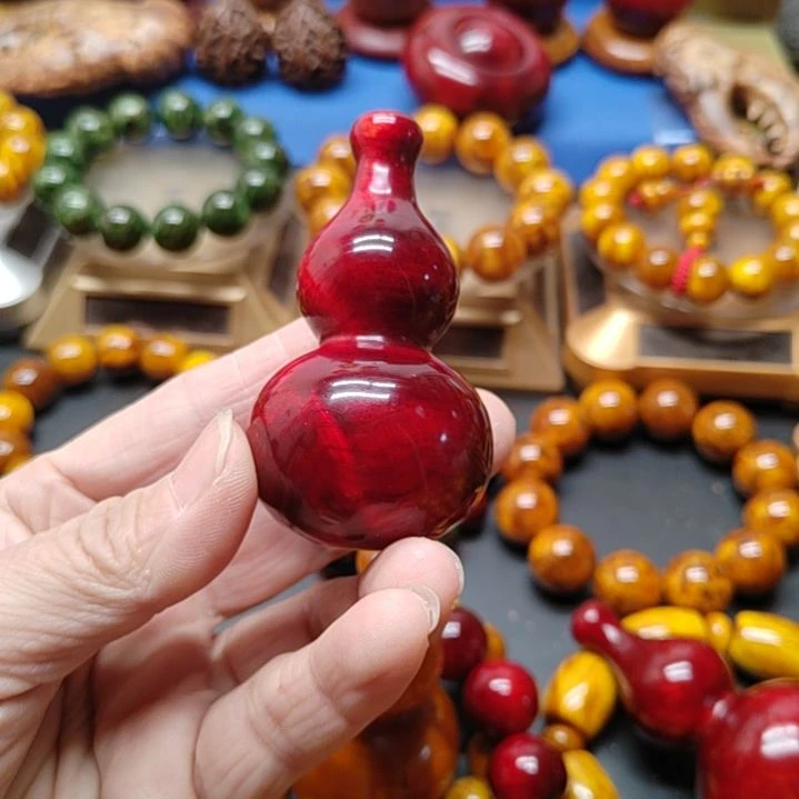 松木李****拿琥珀木手把件葫芦4.0尺寸