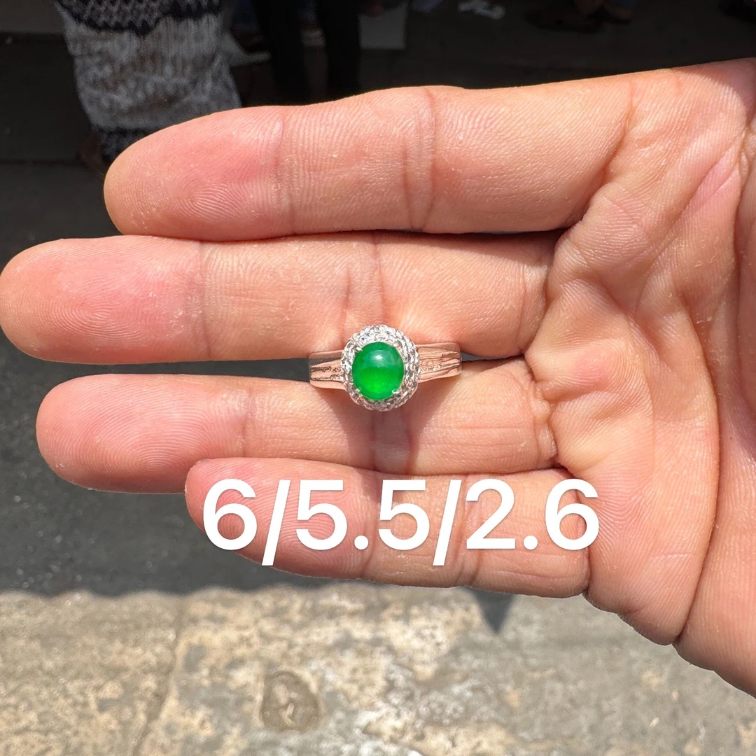 0614(小哪吒在源头)高冰种翡翠冰阳绿戒面干净杠味荧光在足M60