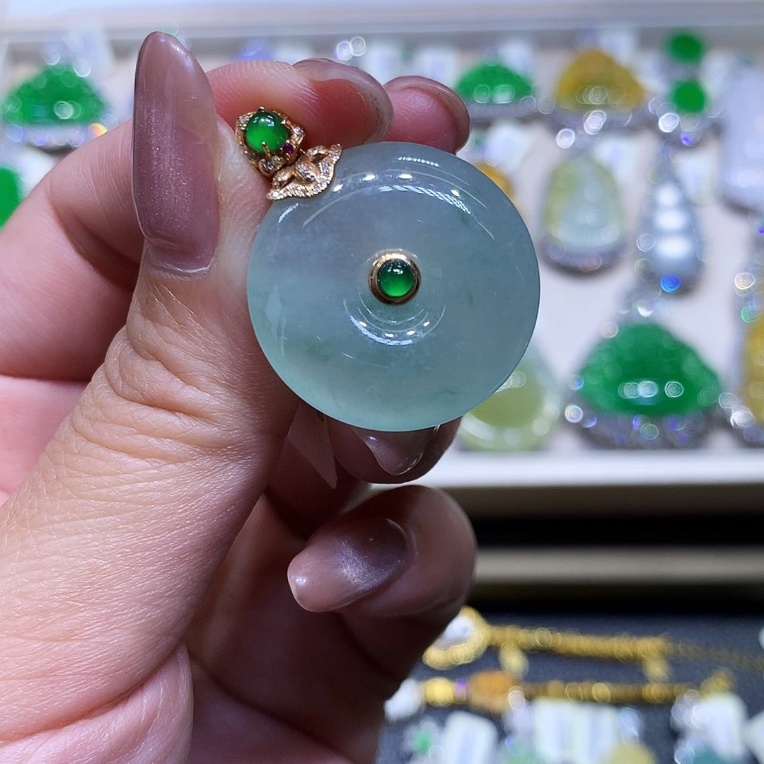 颈饰18K金镶嵌翡翠