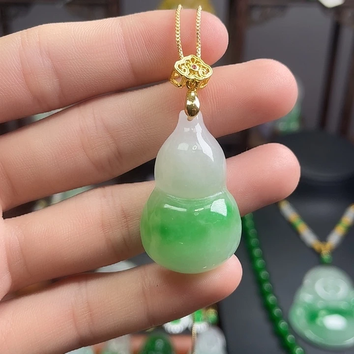 翡翠未镶嵌吊坠(赠链)