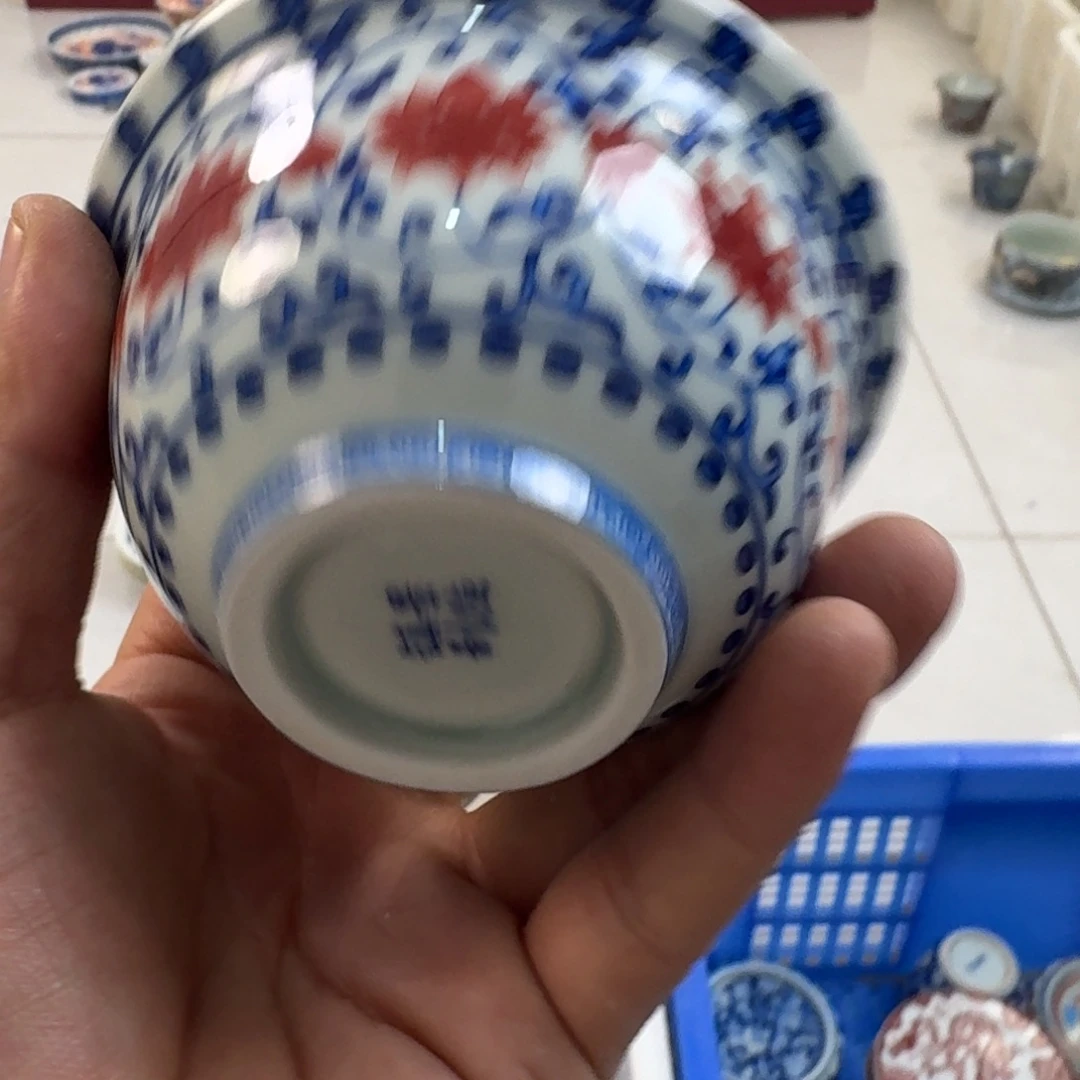 杯釉里红缠枝莲大压手