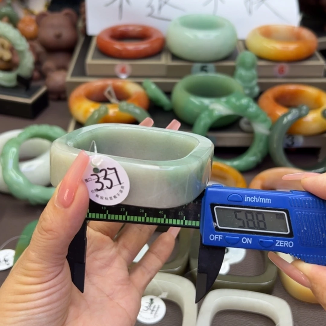 未镶嵌手镯石英岩玉