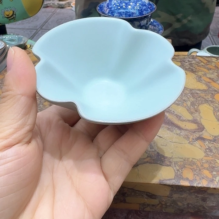 汝瓷杯一个，瓷申道。。瓷