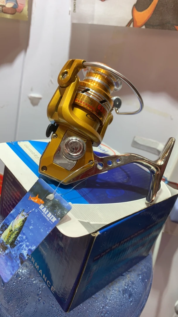 纺车轮11个轴的钢头一千黄金色。