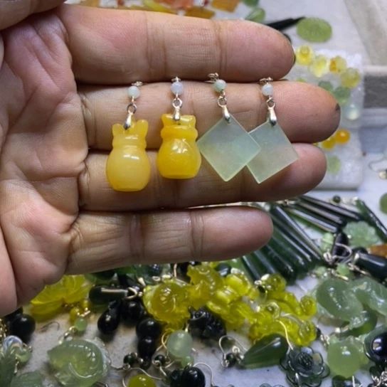 蛇纹石玉未镶嵌耳钉