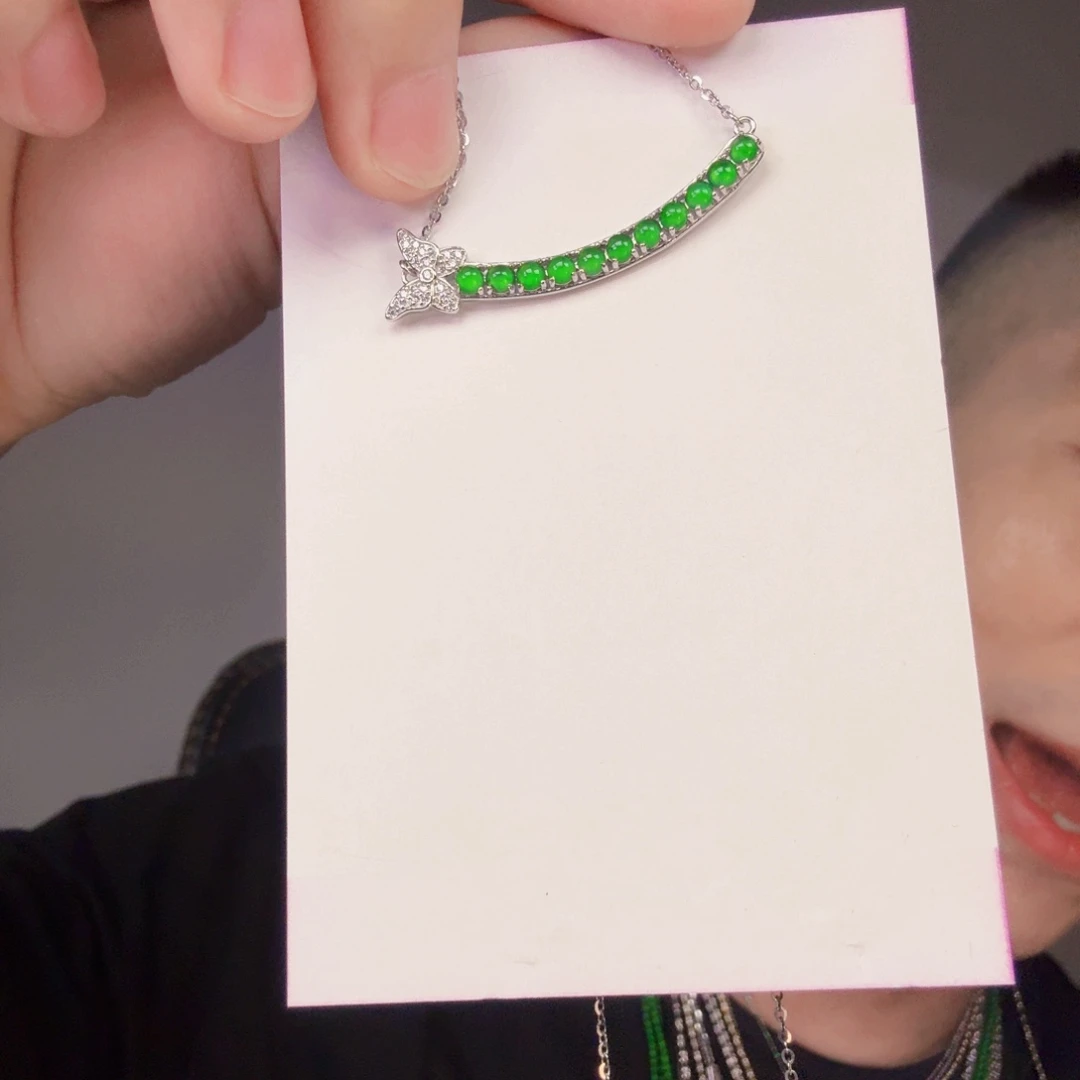 翡翠未镶嵌颈饰一件