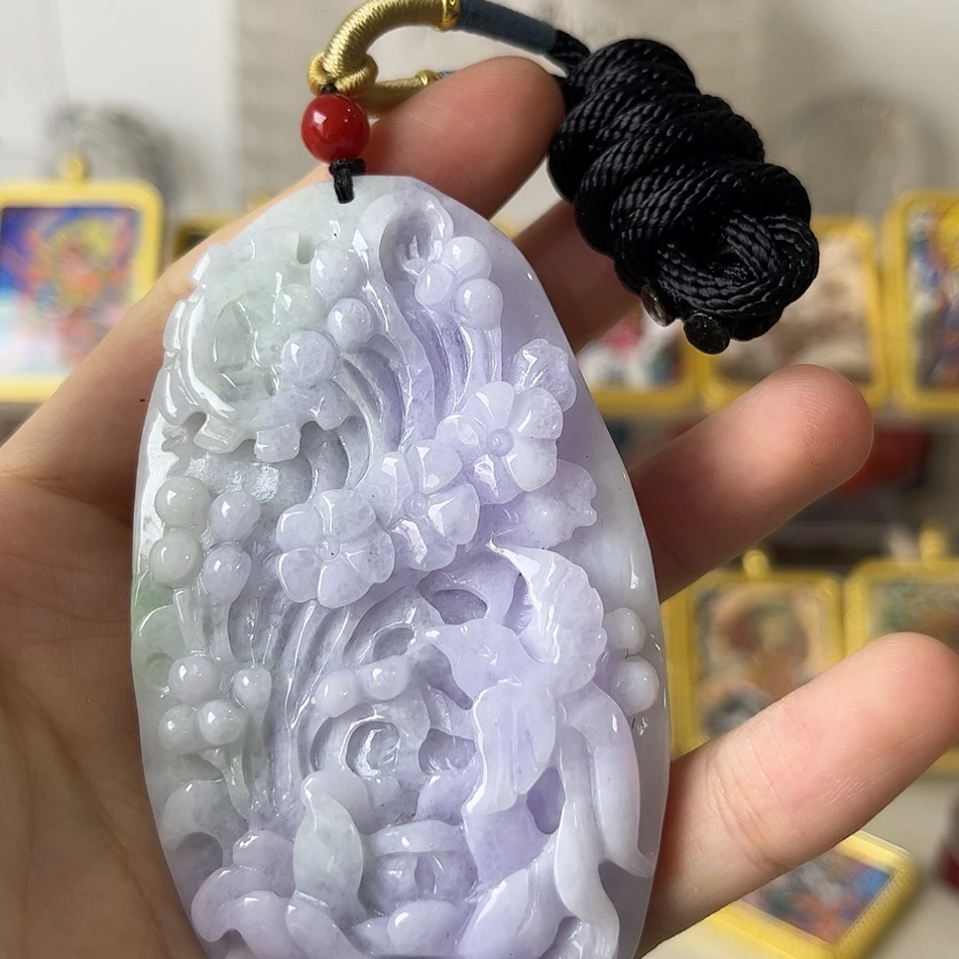 翡翠未镶嵌颈饰矿坑