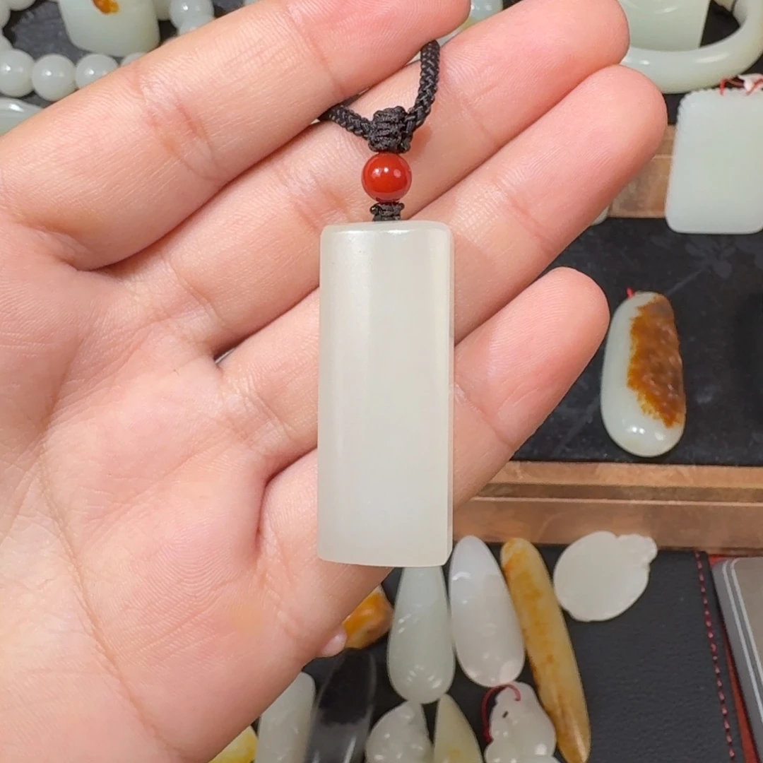 和田玉未镶嵌颈饰小无事牌