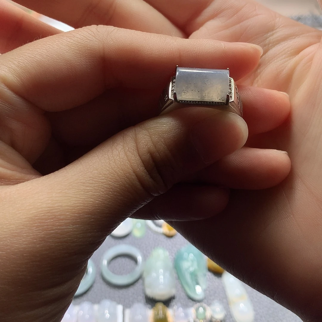 翡翠未镶嵌颈饰马鞍戒