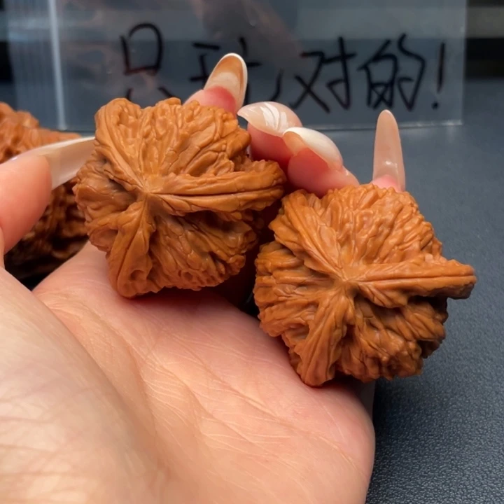 u***8文玩核桃吊坠白狮子