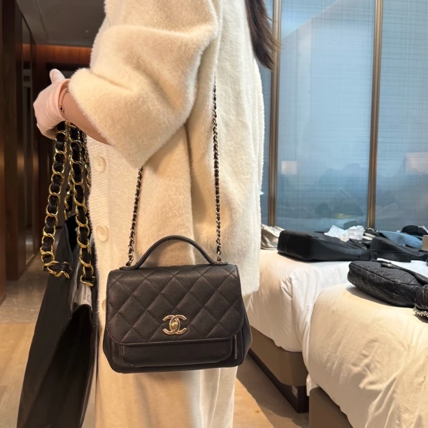 95新 Chanel/香奈儿 黑金荔枝纹邮差手柄链条包