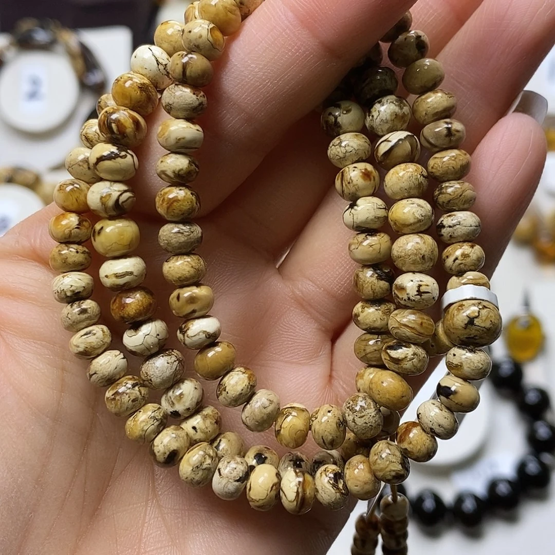 梁***子琥珀未镶嵌裸石一级干白6+