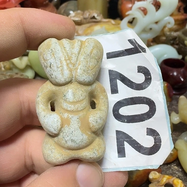 透闪石-蛇纹石玉未镶嵌颈饰
