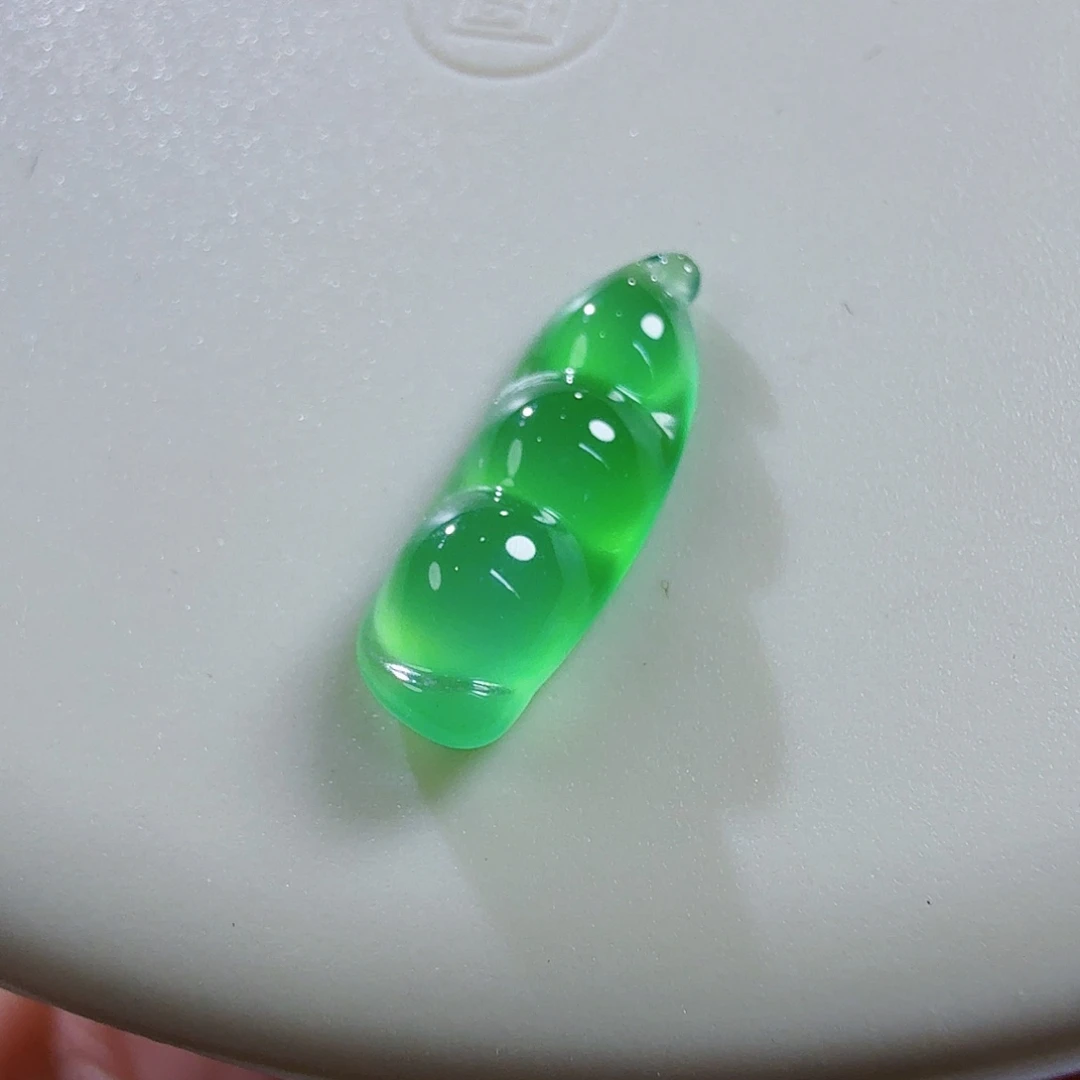 翡翠未镶嵌颈饰荧光绿豆