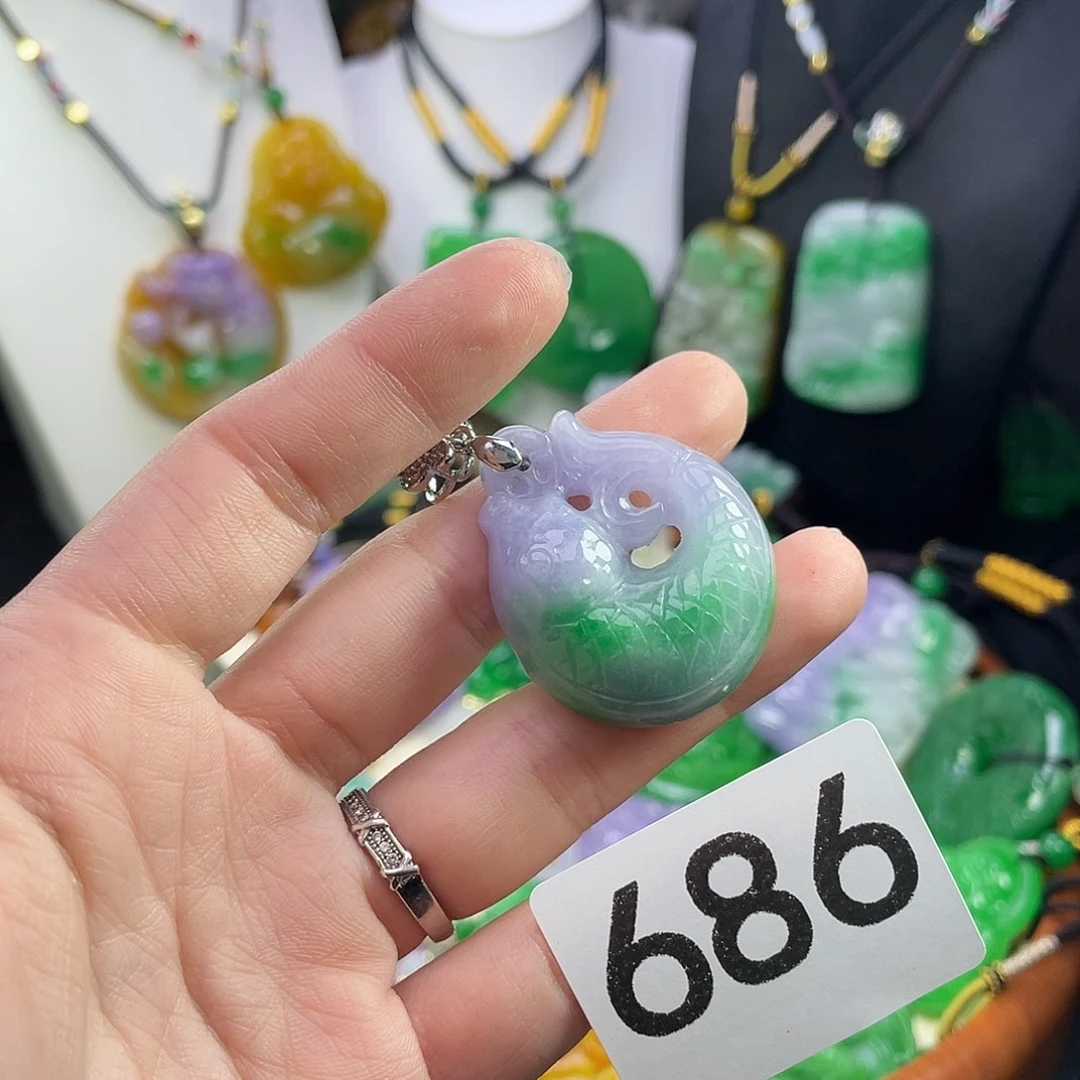 翡翠未镶嵌吊坠(赠链)