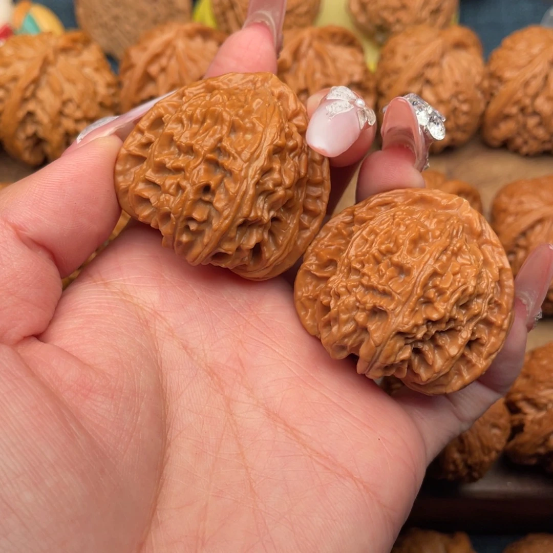 文玩核桃把件全品红皮三角白41