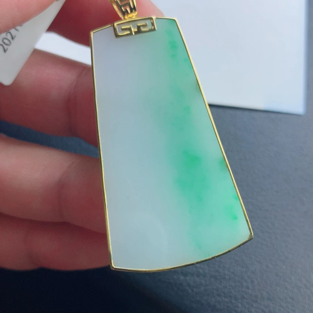 翡翠未镶嵌颈饰无事牌