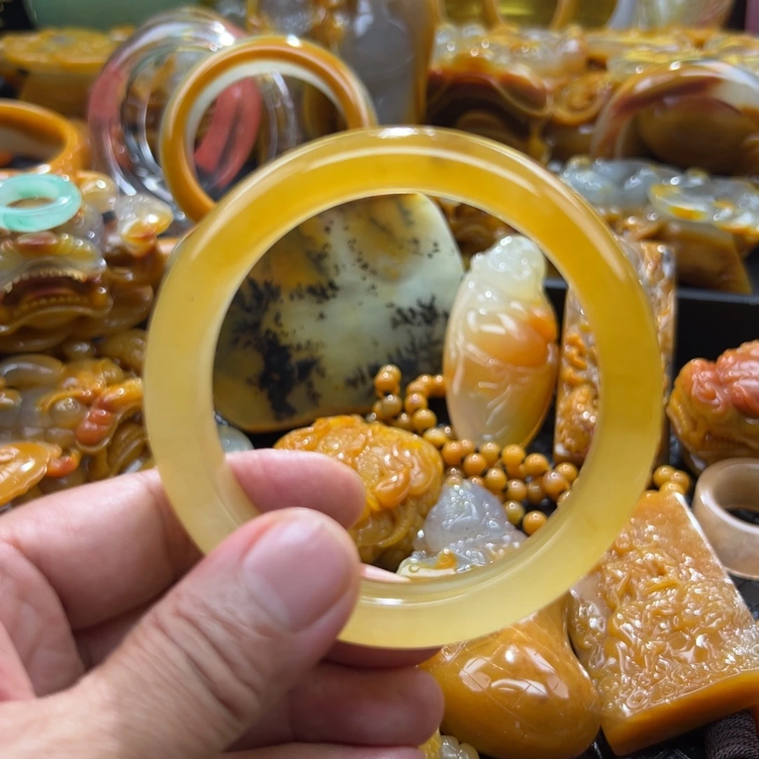 朱***哥颈饰未镶嵌石英质玉
