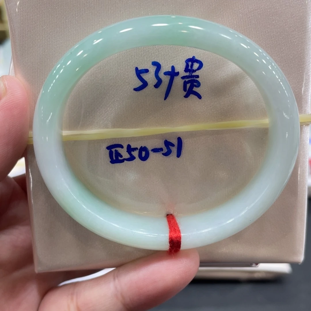 翡翠手镯未镶嵌翡翠手镯