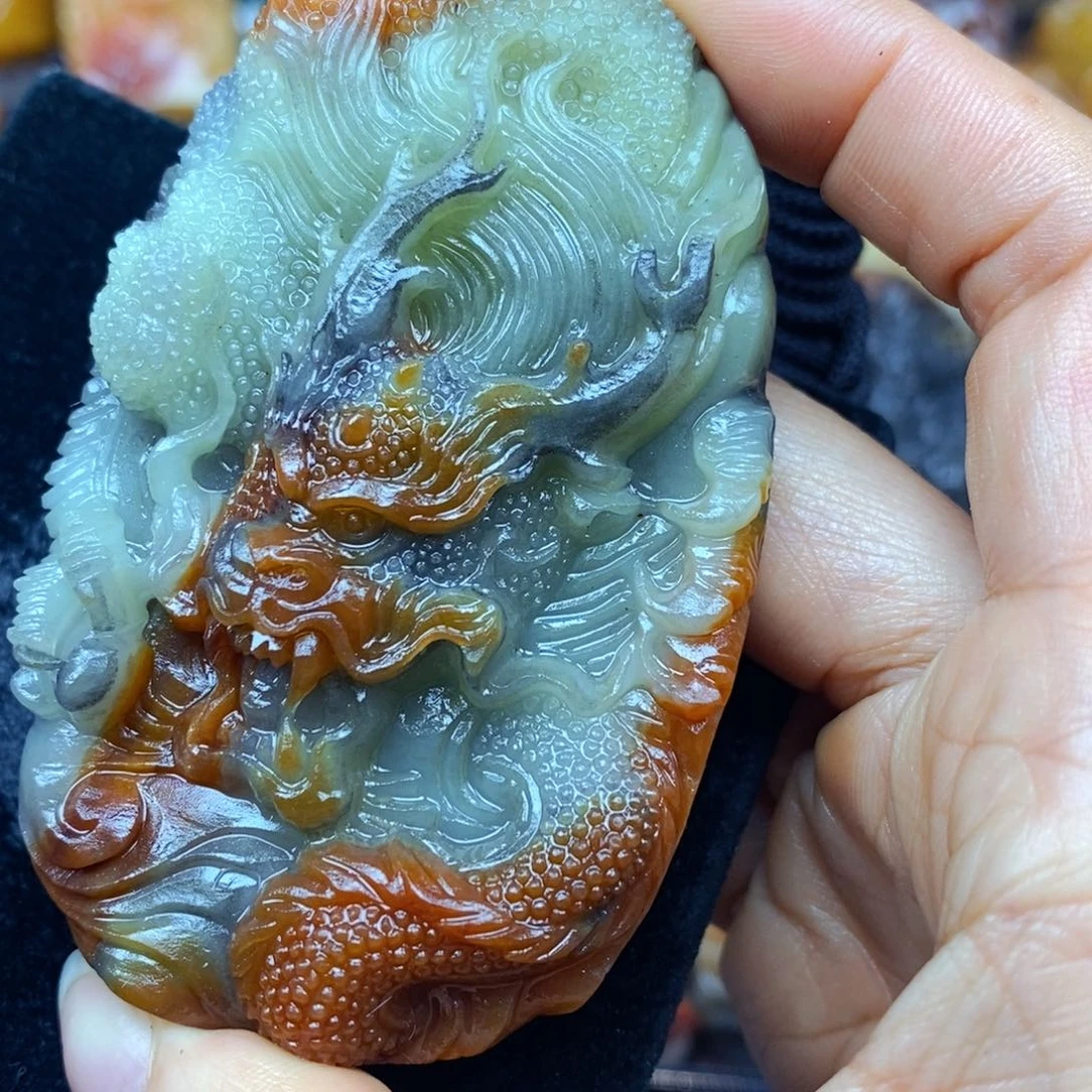 未镶嵌石英质玉（黄龙玉）颈饰