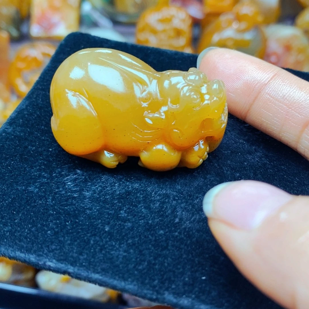 未镶嵌石英质玉（黄龙玉）颈饰