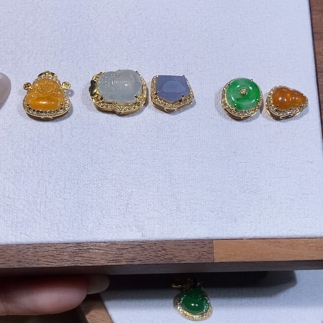 梅***仔翡翠18K金镶嵌颈饰1111