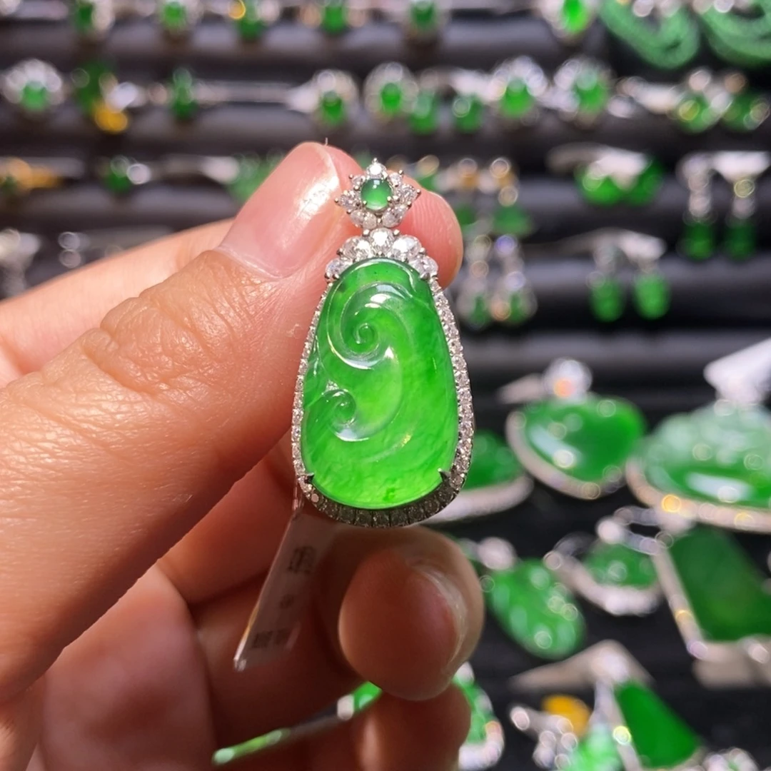 翡翠颈饰18K金镶嵌天然翡翠