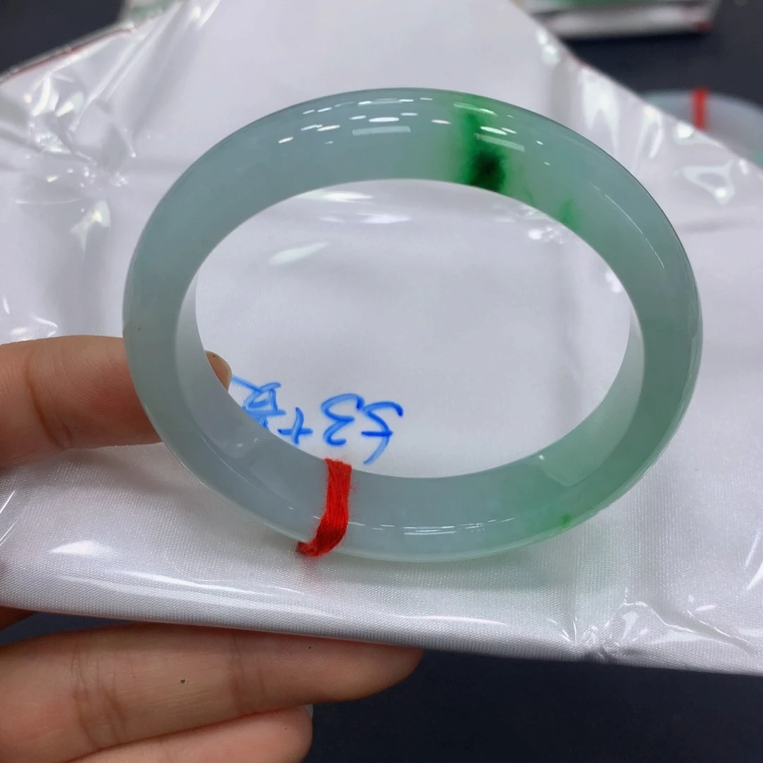 翡翠手镯未镶嵌翡翠