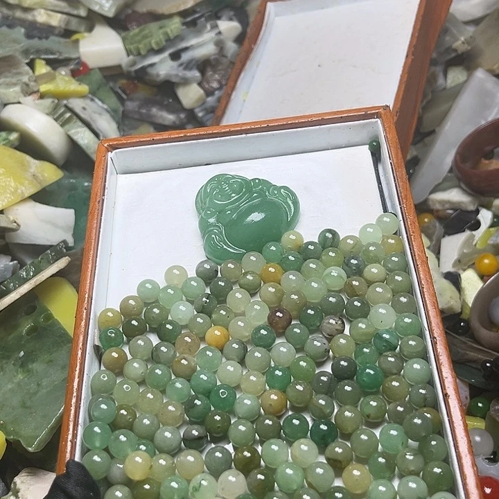 未镶嵌透闪石质玉珠宝奇石