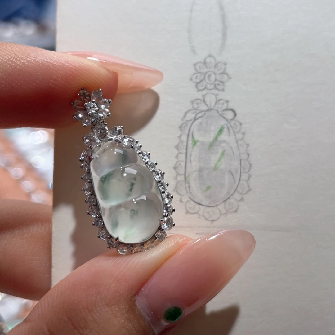 颈饰18K金镶嵌翡翠豆子