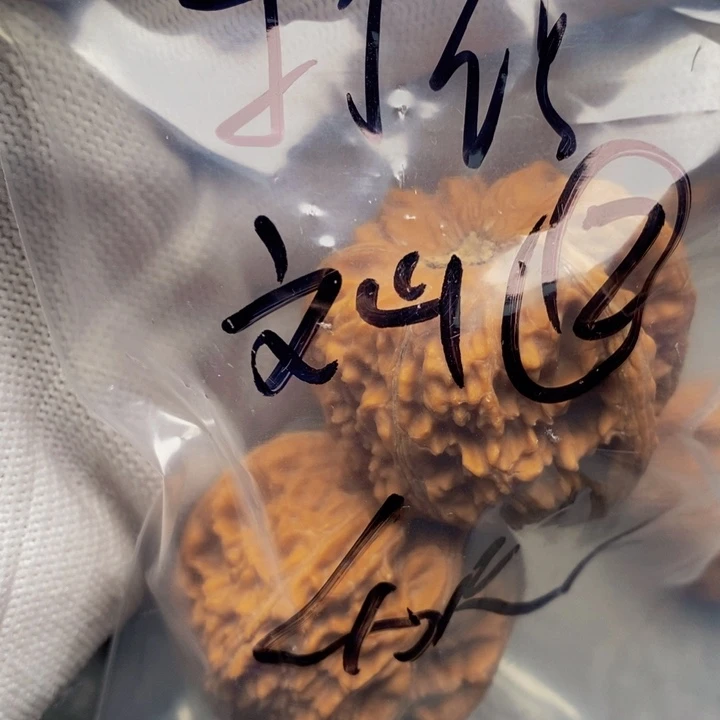 自***:吊坠文玩核桃三棱