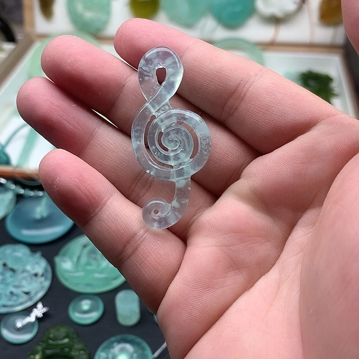 岫玉未镶嵌颈饰音符