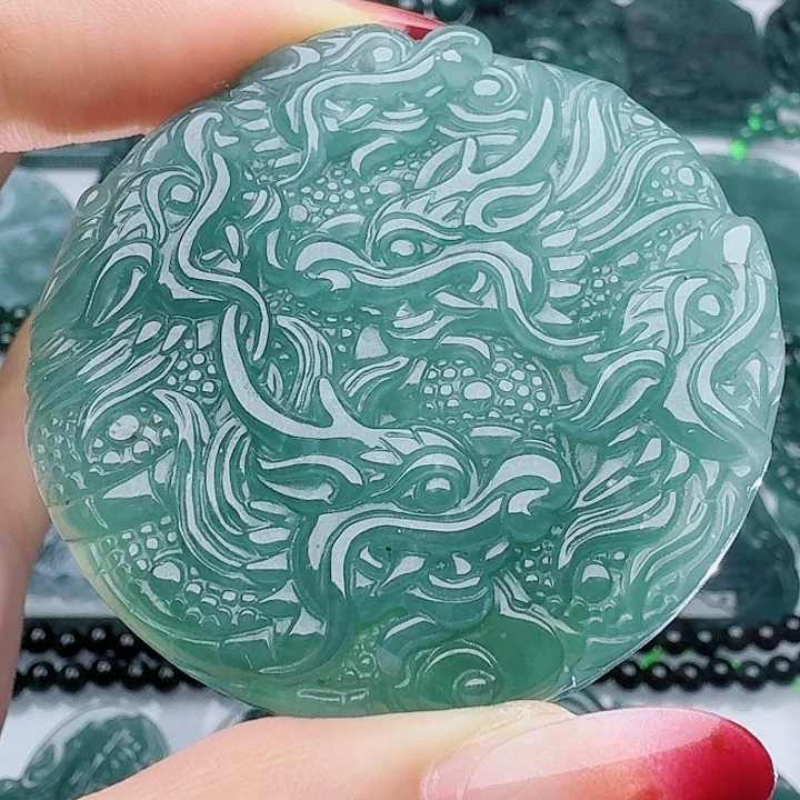 翡翠未镶嵌颈饰多样性发其一