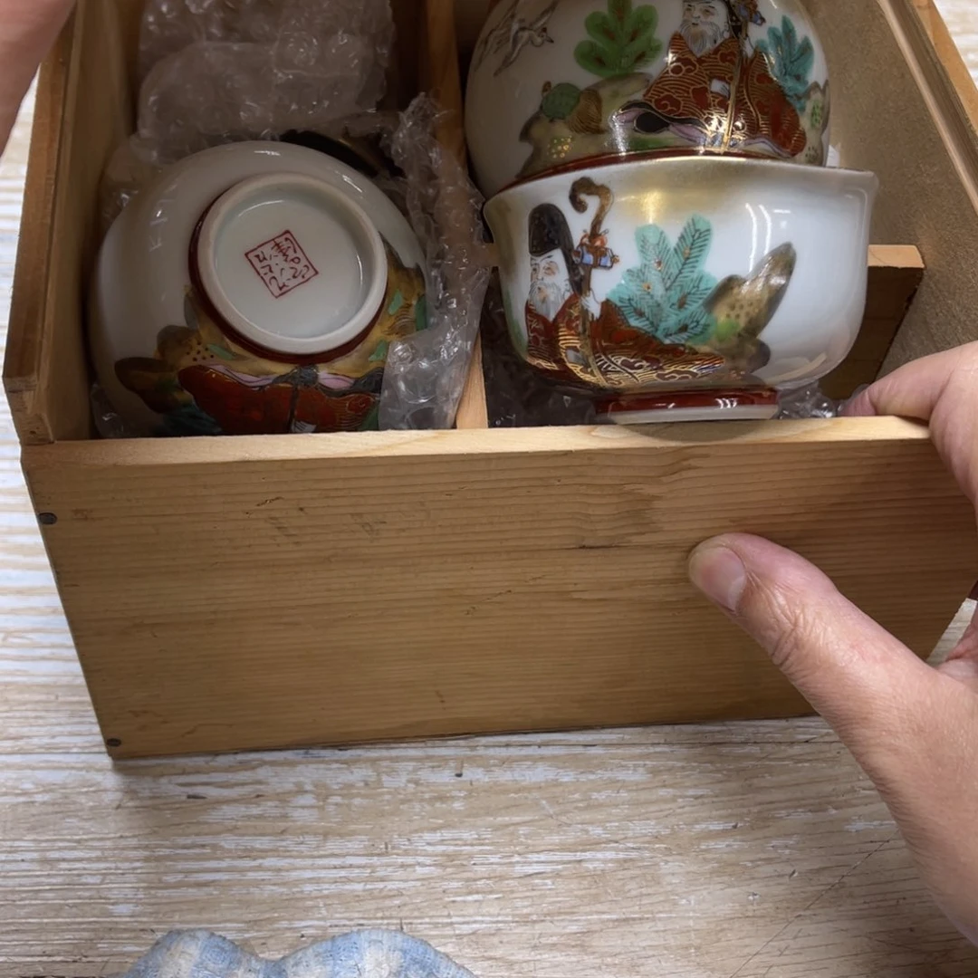 瓷片料****厨密密麻麻地排列着一个