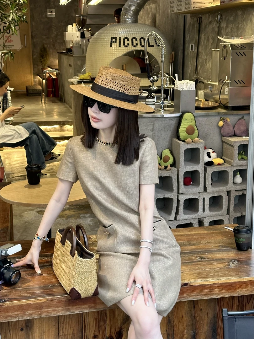 【罗马画报】2025夏气质时尚优雅法式经典钉珠圆领小香风短袖连衣裙