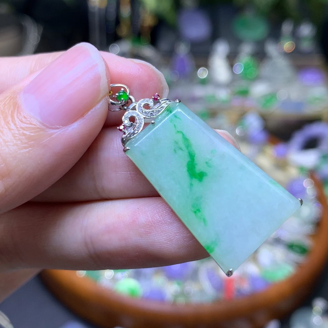 颈饰18K金镶嵌翡翠