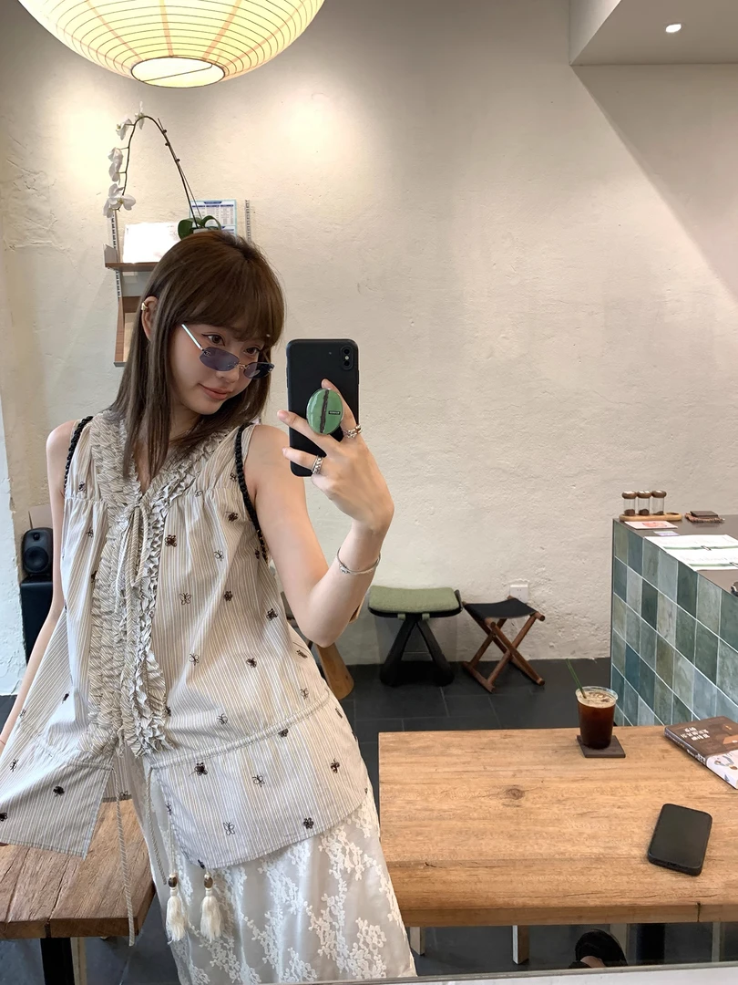 fairy 独家设计 重工小蝴蝶刺绣条纹木耳边设计感无袖衬衫上衣女