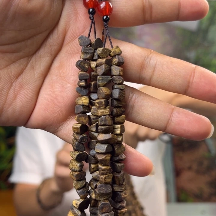 沉香碎屑沉香奇楠车挂两串 赠送一块原材料