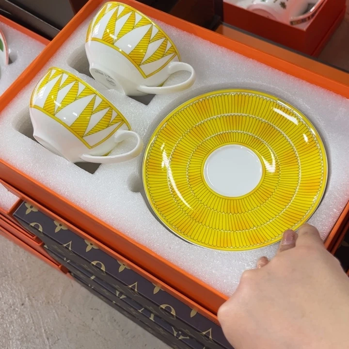 瓷片书斋里有个人在