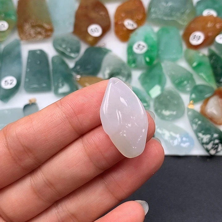 翡翠未镶嵌颈饰随型