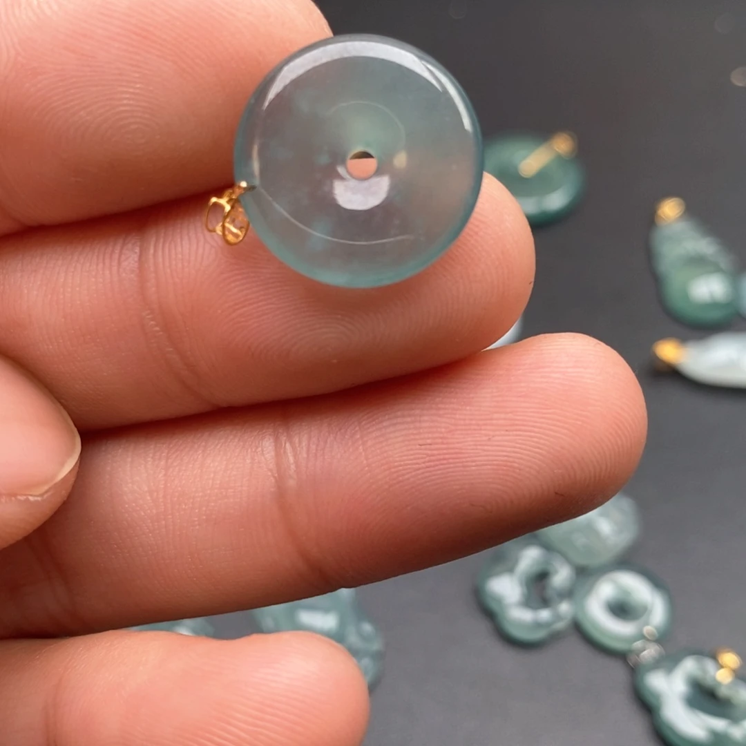 颈饰18K金镶嵌翡翠