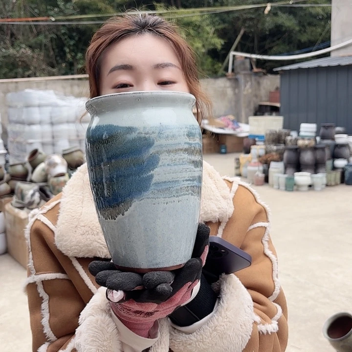 红陶口13高20一个山水画