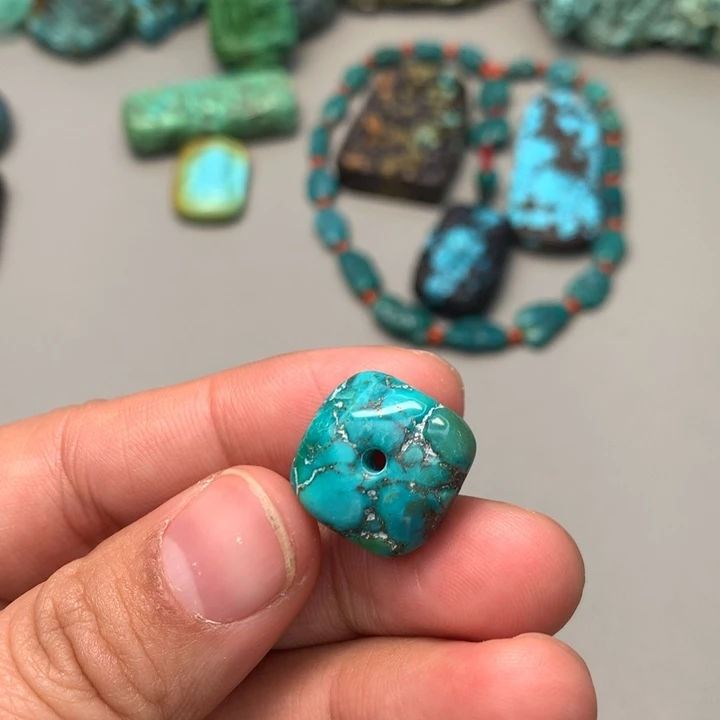 绿松石未镶嵌颈饰