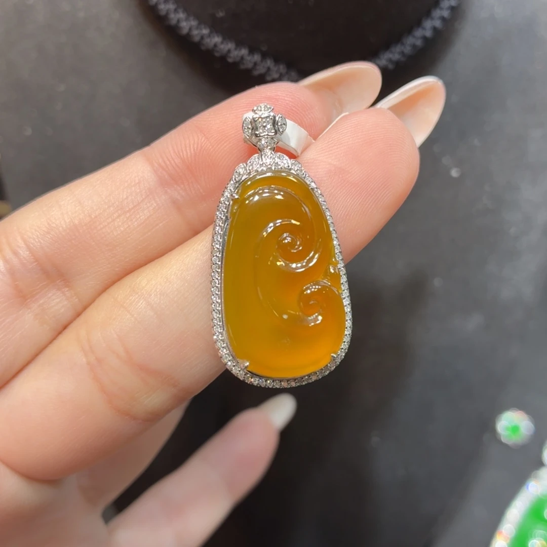 颈饰18K金镶嵌翡翠